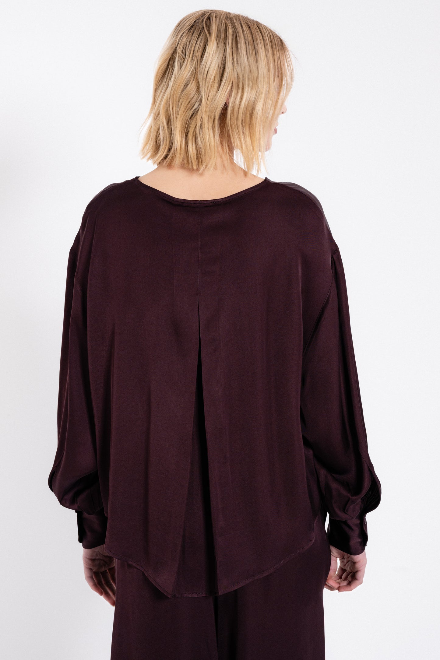 SATIN ECOVERO ROUND NECK CROPPED TOP