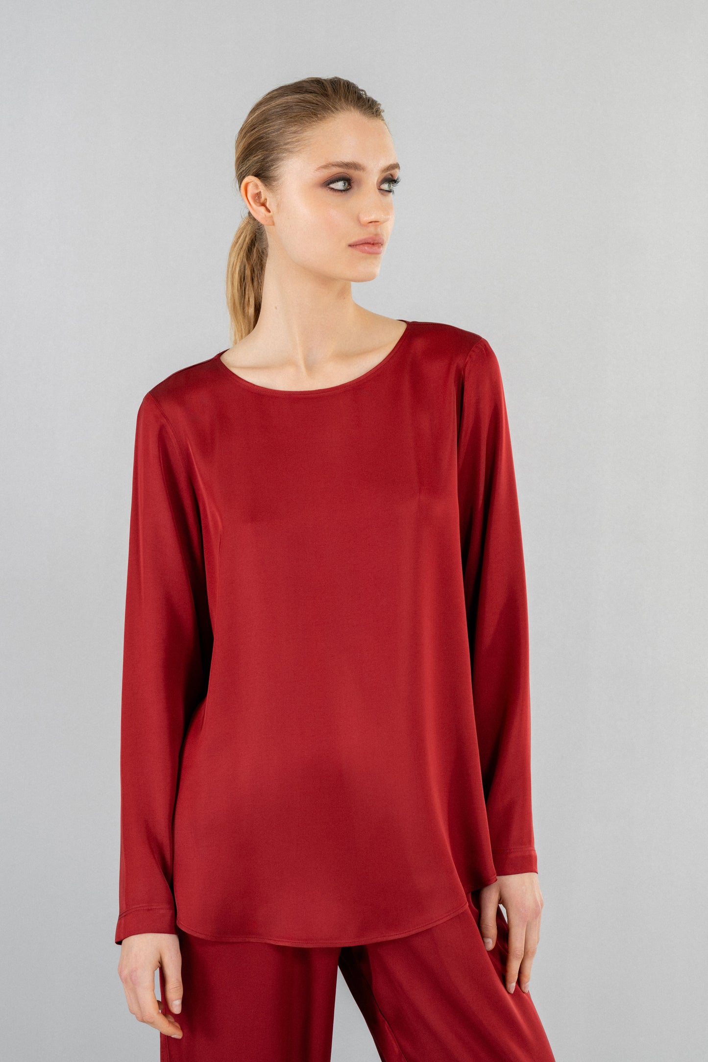 SATIN ECOVERO ROUND NECK BLOUSE