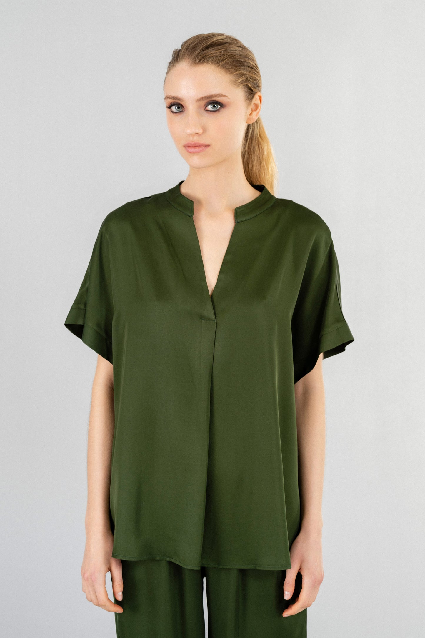 SATIN ECOVERO SHORT SLEEVE BLOUSE