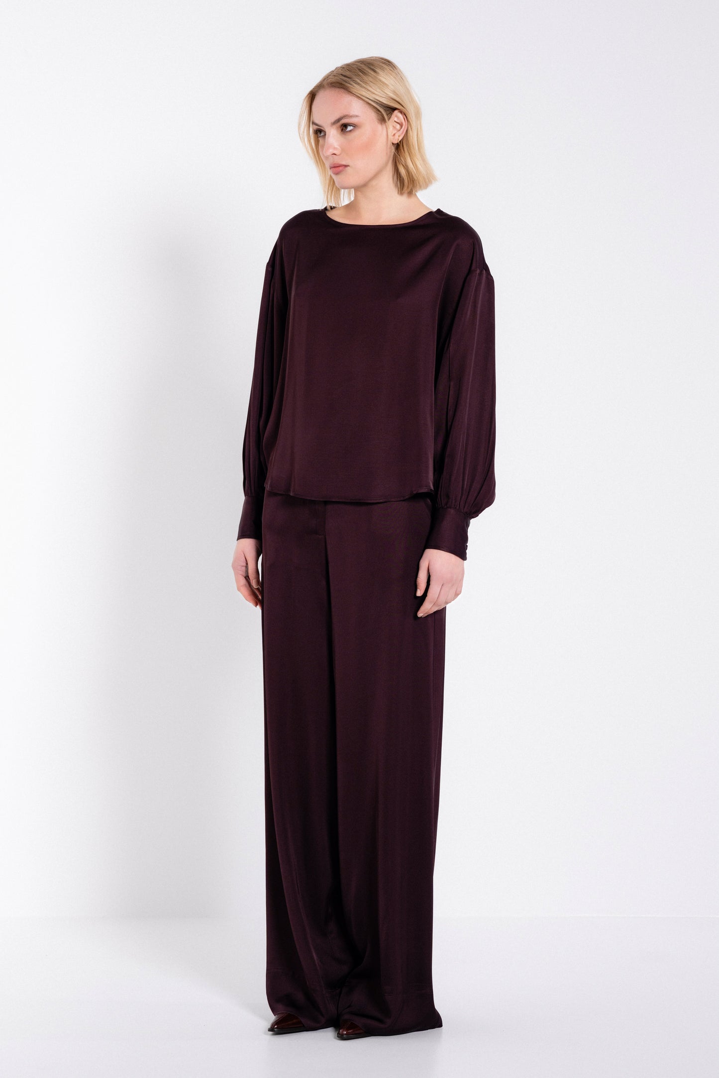 SATIN ECOVERO ROUND NECK CROPPED TOP