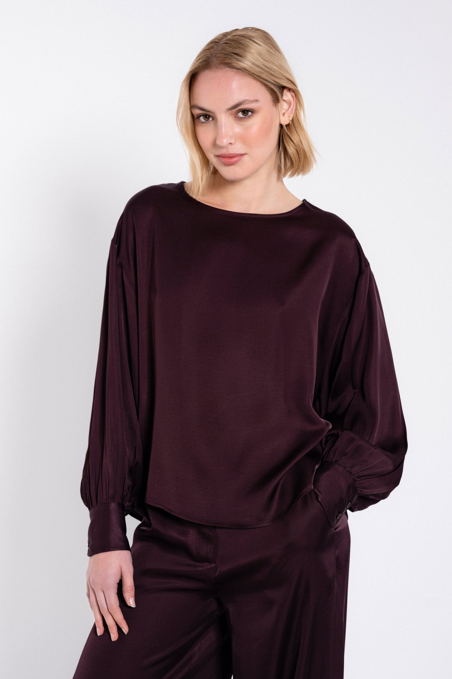SATIN ECOVERO ROUND NECK CROPPED TOP