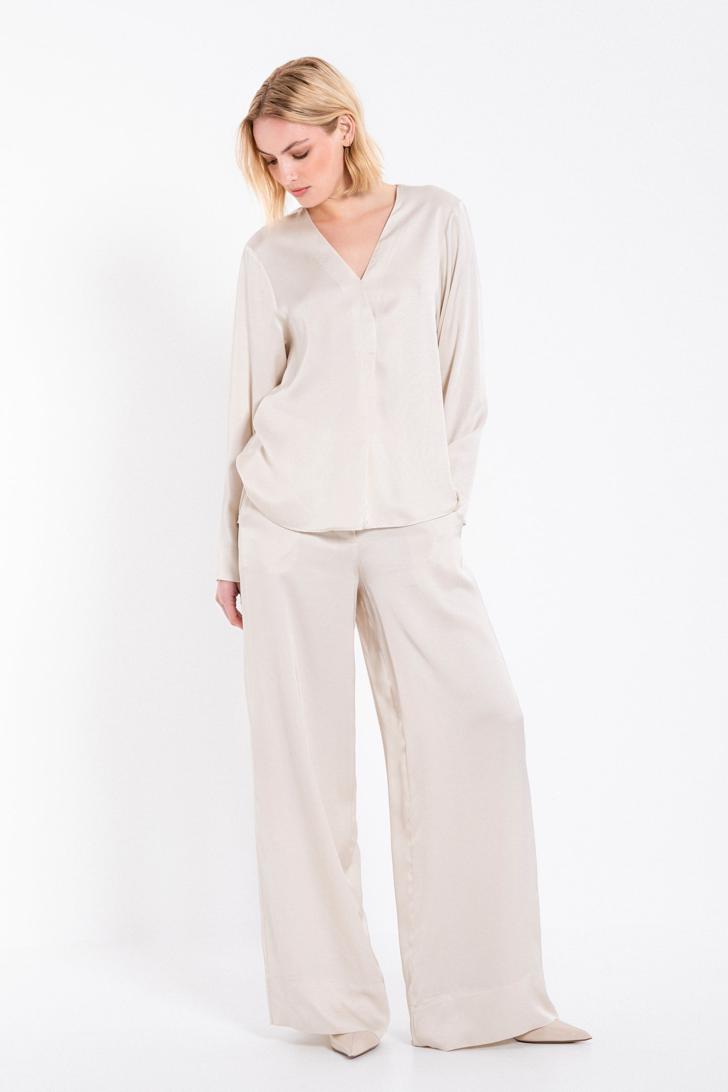 SATIN ECOVERO V NECK BLOUSE